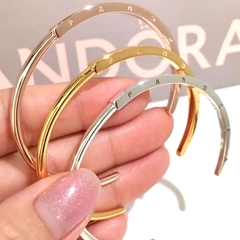 Pandora Signature I-D bangle (Silver Sterling / 14k Rose-gold plated / 14k gold plated) - Vòng/lắc tay bạc 925 / hỗn hợp kim loại mạ vàng - vàng hồng 14k, dáng cứng - JEWELRY