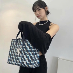 MLB CUBE MONOGRAM MEDIUM TOTE CROSSBODY BAG NY NEW YORK - Túi đeo chéo, quai xách, màu xanh