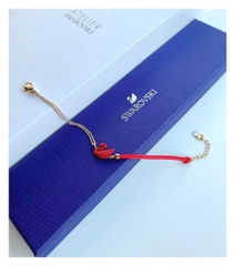 SWAROVSKI Iconic Swan bracelet (Swan, Red, Gold-tone plated) - Vòng/lắc tay thiên nga đỏ - SWAROVSKI - JEWELRY