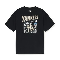 MLB New Year Snake Cartoon Graphic Overfit Short Sleeve T-Shirt New York Yankees Black - Áo thun cổ tròn tay lỡ màu đen