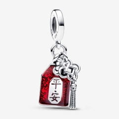 PANDORA Lucky Amulet Double Dangle Charm (Sterling silver, Ename) - Hạt trang trí vòng tay bì thư màu đỏ tráng men, chữ “ping'an” hay phiên âm “bình an”
(chỉ gồm hạt Charm - không gồm vòng tay).