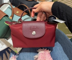 CHÍNH HÃNG - MINI SIZE - TÚI LONGCHAMP LE PLIAGE GREEN POUCH WITH HANDLE - GRENADE - Túi xách màu đỏ lựu