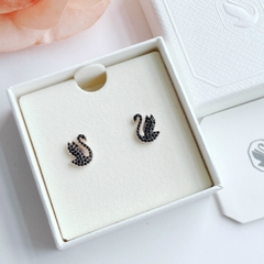 SWAROVSKI Swan stud earrings (Swan, Black, Rose gold-tone plated) - Khuyên tai thiên nga đen - JEWERY