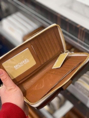 MICHAEL KORS MK OUTLET JET SET SIGNATURE LOGO SMARTPHONE WRISTLET - Ví cầm tay, đựng thẻ card, tiền, khoá kéo, dáng dài