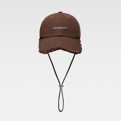 Mũ JACQUEMUS The Artichaut cap - BROWN - LES CLASSIQUES - Mũ lưỡi trai, nón kết màu nâu, có dây rút
