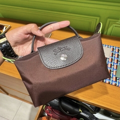 CHÍNH HÃNG - MINI SIZE - TÚI LONGCHAMP LE PLIAGE GREEN POUCH WITH HANDLE - MOCHA - Túi xách màu nâu sẫm