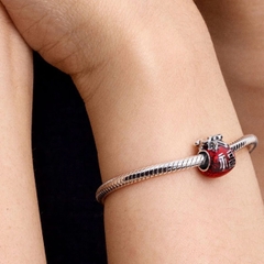 PANDORA Lucky Bag Charm (Sterling silver, Ename) - Hạt trang trí vòng tay, hình chiếc túi màu đỏ tráng men, chữ “Fu” hay “ Phú - Phúc”.
(chỉ gồm hạt Charm - không gồm vòng tay).