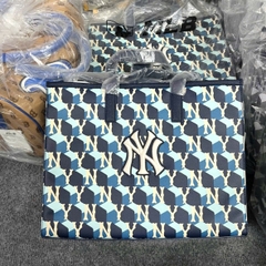 MLB CUBE MONOGRAM MEDIUM TOTE CROSSBODY BAG NY NEW YORK - Túi đeo chéo, quai xách, màu xanh
