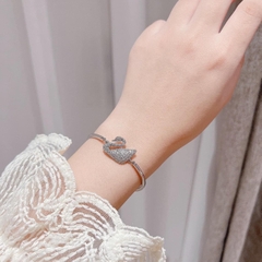 SWAROVSKI Iconic Swan bangle (Swan, White, Rhodium plated) - Vòng/lắc tay thiên nga trắng - BRACELET - JEWELRY