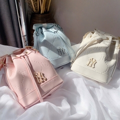 MLB Dia Monogram Bucket crossbody Bag New York Yankees Cream/Blue/Pink - Túi đeo chéo màu kem/xanh/hồng