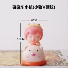 Bé cưỡi thú