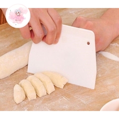 Miếng nhựa cắt bột (trắng)