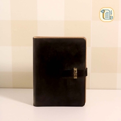Sổ còng B5 kẻ ngang khuy cài họa tiết bìa da  70gsm, 200 trang, cài bút, để thẻ