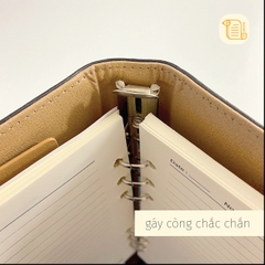 Sổ còng B5 kẻ ngang khuy cài họa tiết bìa da  70gsm, 200 trang, cài bút, để thẻ
