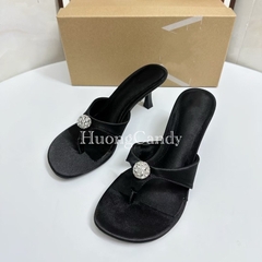 (lùi 1sz) Guốc Z đen lụa xỏ ngón quả cầu đá trắng FULLBOX(sẵn)-H449