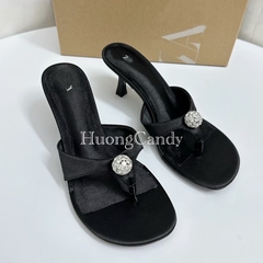 (lùi 1sz) Guốc Z đen lụa xỏ ngón quả cầu đá trắng FULLBOX(sẵn)-H449
