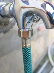 Bộ xịt rửa tưới cây điều chỉnh tia nước Onspa 1021 5m-20m