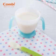 Ly nước cho bé Combi tay cầm xanh/tím