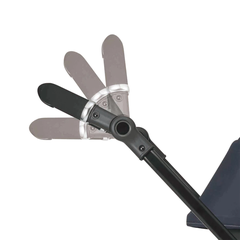 Xe đẩy Combi Sugocal Compact 4 bánh quay tự động màu đỏ/xanh navy