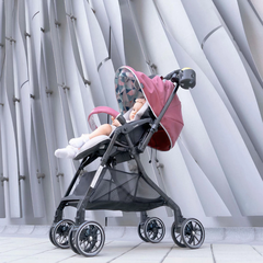 Xe đẩy Combi Sugocal Light 4 bánh quay tự động màu xanh dương/hồng