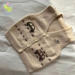 Áo gile len cúc giữa họa tiết ô tô đáng yêu cho bé yêu