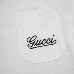 Polo Gucci Thêu Chữ Trên Túi Trắng