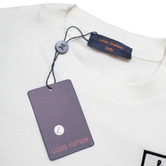 Áo Thun Louis Vuitton Đính Khuy Vai Trắng