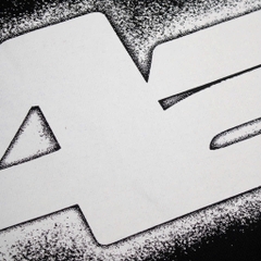 Áo Thun Aa Racing Logo Thêu - Đen