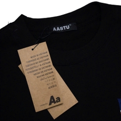 Áo Thun Aastu Thêu Xù Sau Lưng (Đen)