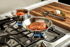 Vì sao nhiều chị em dùng chảo inox lại bị dính khi chiên, rán