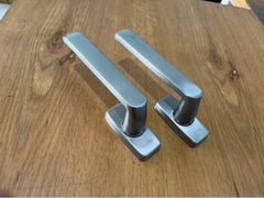 TAY CỬA SỔ INOX - BẠC