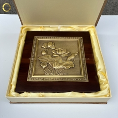TRANH HOA SEN BẰNG ĐỒNG VÀNG GIẢ CỔ - KÍCH THƯỚC 20X20CM