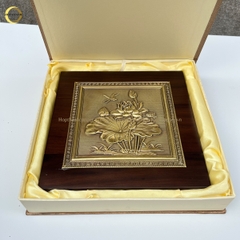 TRANH HOA SEN BẰNG ĐỒNG VÀNG GIẢ CỔ - KÍCH THƯỚC 20X20CM
