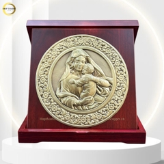 TRANH HỘP QUÀ TẶNG CÔNG GIÁO "ĐỨC MẸ BẾ CHÚA GIÊSU" BẰNG ĐỒNG VÀNG - TRANH ĐỂ BÀN (KÍCH THƯỚC 23X23CM)