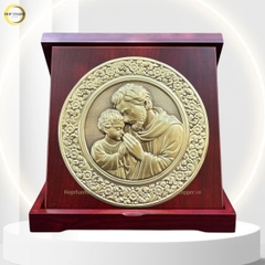 TRANH HỘP QUÀ TẶNG CÔNG GIÁO "THÁNH GIUSE VÀ CHÚA HÀI ĐỒNG " BẰNG ĐỒNG VÀNG - TRANH ĐỂ BÀN (KÍCH THƯỚC 23X23CM)