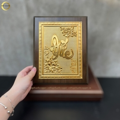 TRANH CHỮ ĐỨC THƯ PHÁP BẰNG ĐỒNG MẠ VÀNG 24K QUÀ TẶNG ĐỂ BÀN (KÍCH THƯỚC 20X25CM)