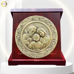 TRANH HỘP QUÀ TẶNG CÔNG GIÁO "THÁNH GIA THẤT " BẰNG ĐỒNG VÀNG - TRANH ĐỂ BÀN (KÍCH THƯỚC 23X23CM)