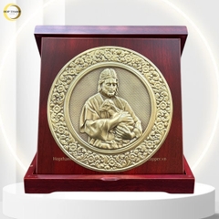 TRANH HỘP ĐĨA QUÀ TẶNG CÔNG GIÁO "CHÚA CHIÊN LÀNH " BẰNG ĐỒNG VÀNG - TRANH ĐỂ BÀN (KÍCH THƯỚC 23X23CM)