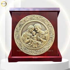 TRANH HỘP QUÀ TẶNG CÔNG GIÁO "THÁNH GIA THẤT " BẰNG ĐỒNG VÀNG - TRANH ĐỂ BÀN (KÍCH THƯỚC 23X23CM)