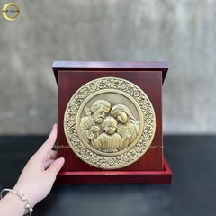 TRANH HỘP QUÀ TẶNG CÔNG GIÁO "THÁNH GIA THẤT " BẰNG ĐỒNG VÀNG - TRANH ĐỂ BÀN (KÍCH THƯỚC 23X23CM)