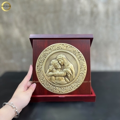 TRANH HỘP QUÀ TẶNG CÔNG GIÁO "ĐỨC MẸ SẦU BI " BẰNG ĐỒNG VÀNG - TRANH ĐỂ BÀN (KÍCH THƯỚC 23X23CM)