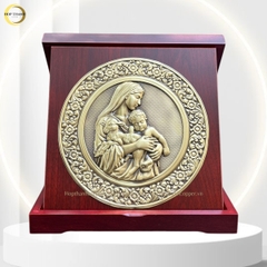 TRANH HỘP QUÀ TẶNG CÔNG GIÁO "ĐỨC MẸ BẾ CHÚA GIÊSU" BẰNG ĐỒNG VÀNG - TRANH ĐỂ BÀN (KÍCH THƯỚC 23X23CM)