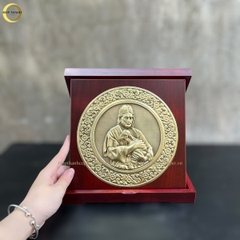 TRANH HỘP ĐĨA QUÀ TẶNG CÔNG GIÁO "CHÚA CHIÊN LÀNH " BẰNG ĐỒNG VÀNG - TRANH ĐỂ BÀN (KÍCH THƯỚC 23X23CM)