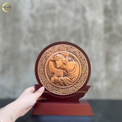 TRANH QUÀ TẶNG CÔNG GIÁO "CHÚA GIÊSU VÁC THÁNH GIÁ " BẰNG ĐỒNG ĐỎ - TRANH ĐỂ BÀN (KÍCH THƯỚC 20x25CM)