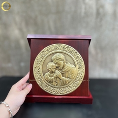TRANH HỘP QUÀ TẶNG CÔNG GIÁO "THÁNH GIUSE VÀ CHÚA HÀI ĐỒNG " BẰNG ĐỒNG VÀNG - TRANH ĐỂ BÀN (KÍCH THƯỚC 23X23CM)