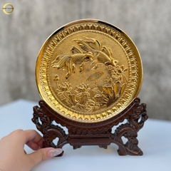 TRANH ĐĨA CÁ CHÉP HOA SEN - SONG NGƯ CÁT HẠNH BẰNG ĐỒNG MẠ VÀNG 24K (ĐƯỜNG KÍNH 19CM)