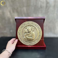 TRANH HỘP QUÀ TẶNG CÔNG GIÁO "THÁNH GIUSE BẾ CHÚA HÀI ĐỒNG " BẰNG ĐỒNG VÀNG -TRANH ĐỂ BÀN (KÍCH THƯỚC 23X23CM)