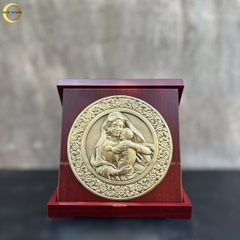 TRANH HỘP QUÀ TẶNG CÔNG GIÁO "ĐỨC MẸ BẾ CHÚA GIÊSU" BẰNG ĐỒNG VÀNG - TRANH ĐỂ BÀN (KÍCH THƯỚC 23X23CM)