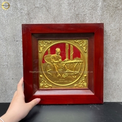 TRANH BÁC HỒ NGỒI GHẾ MÂY BẰNG ĐỒNG DÁT VÀNG  -  KÍCH THƯỚC 38X38CM