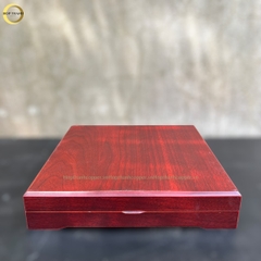 TRANH HỘP QUÀ TẶNG CÔNG GIÁO "ĐỨC MẸ BẾ CHÚA GIÊSU" BẰNG ĐỒNG VÀNG - TRANH ĐỂ BÀN (KÍCH THƯỚC 23X23CM)